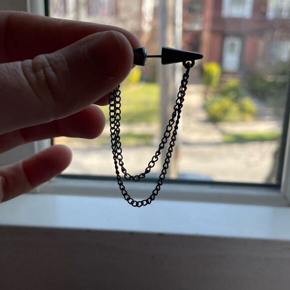 One black colored chain earring - Picture 3 of 4